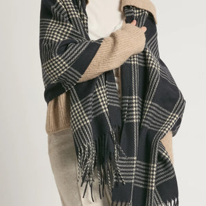 Houndstooth Plaid Scarf in Black