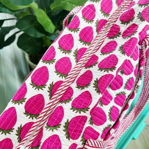 Weekender Bag in Strawberry